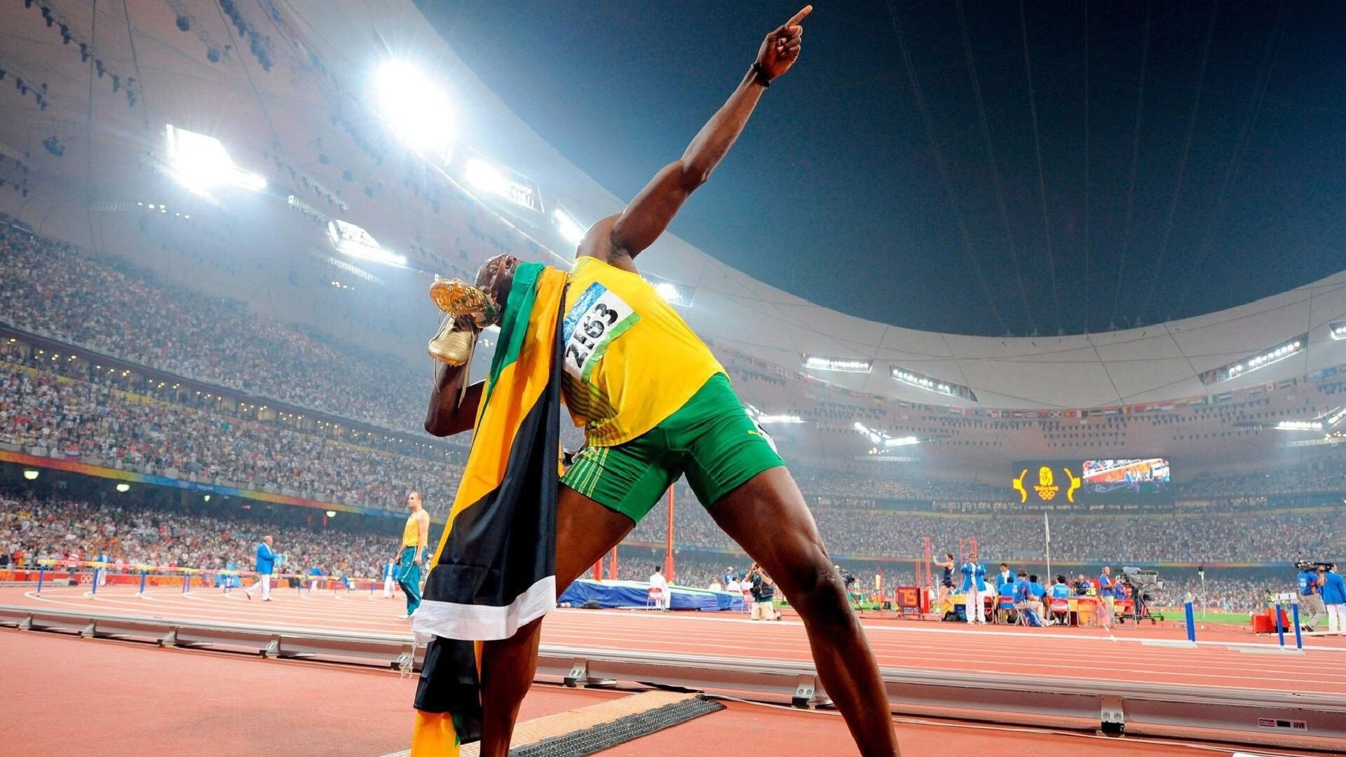 开云体育中国官网-猎豹与大象的搏斗，当索伯的精密利齿咬向法拉利红墙，汉密尔顿点燃了所有人的疯狂